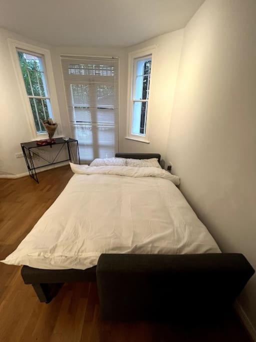 Lovely 1 Bedroom Apartment In West Kensington Лондон Екстериор снимка